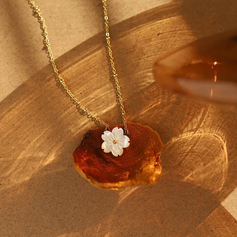 Madre Perla Flor Necklace